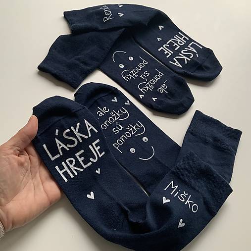 Maľované ponožky s nápisom “LÁSKA HREJE, ale ponožky sú ponožky :) sada tmavomodrých