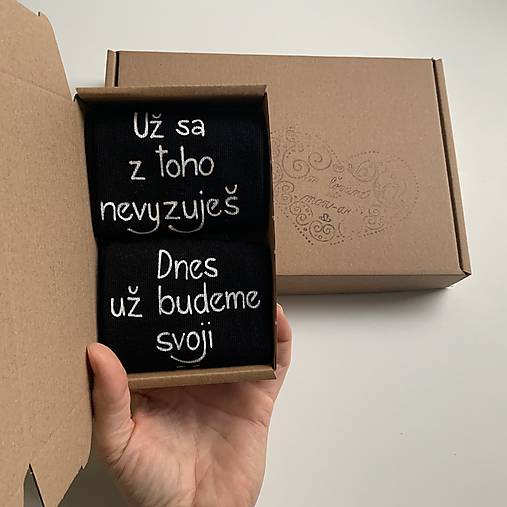 Maľované ponožky k výročiu/svadbe “z toho už nevyzuješ / (m “Už sa z toho nevyzuješ / Dnes už budeme svoji +dátum”)
