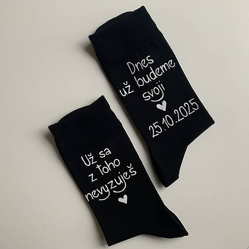 Maľované ponožky k výročiu/svadbe “z toho už nevyzuješ / (m “Už sa z toho nevyzuješ / Dnes už budeme svoji +dátum”)