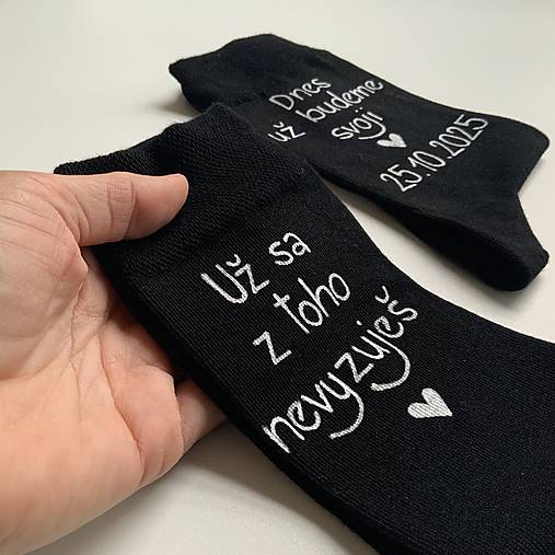 Maľované ponožky k výročiu/svadbe “z toho už nevyzuješ / (m “Už sa z toho nevyzuješ / Dnes už budeme svoji +dátum”)