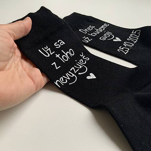 Maľované ponožky k výročiu/svadbe “z toho už nevyzuješ / (m “Už sa z toho nevyzuješ / Dnes už budeme svoji +dátum”)