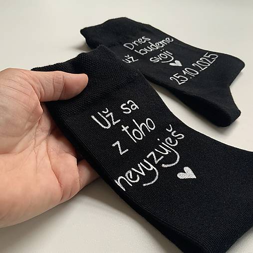 Maľované ponožky k výročiu/svadbe “z toho už nevyzuješ / (m “Už sa z toho nevyzuješ / Dnes už budeme svoji +dátum”)