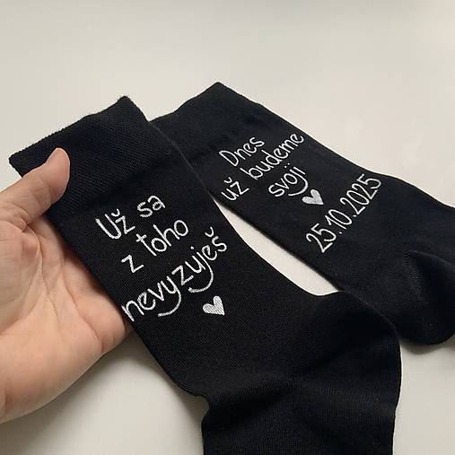 Maľované ponožky k výročiu/svadbe “z toho už nevyzuješ / (m “Už sa z toho nevyzuješ / Dnes už budeme svoji +dátum”)
