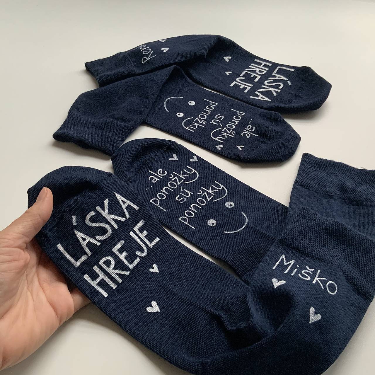 Maľované ponožky s nápisom “LÁSKA HREJE, ale ponožky sú ponožky :) sada tmavomodrých