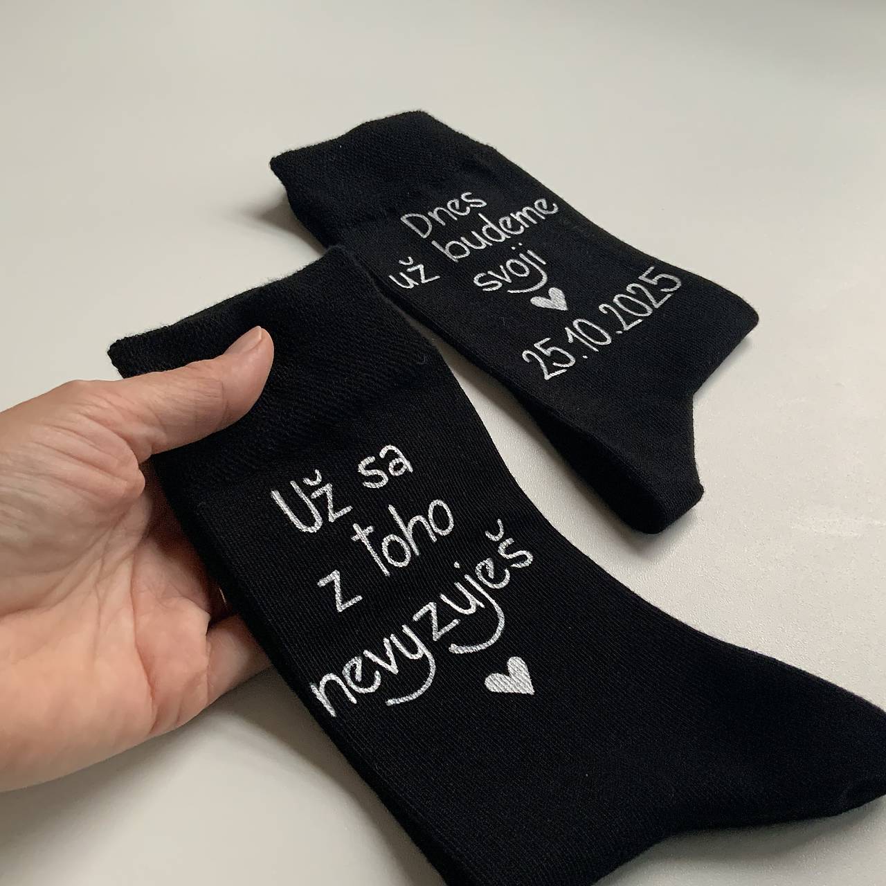 Maľované ponožky k výročiu/svadbe “z toho už nevyzuješ / (m “Už sa z toho nevyzuješ / Dnes už budeme svoji +dátum”)