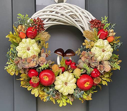 Jesenný veniec na bielom prútenom základe dekorácia na dvere 35cm Venček J2