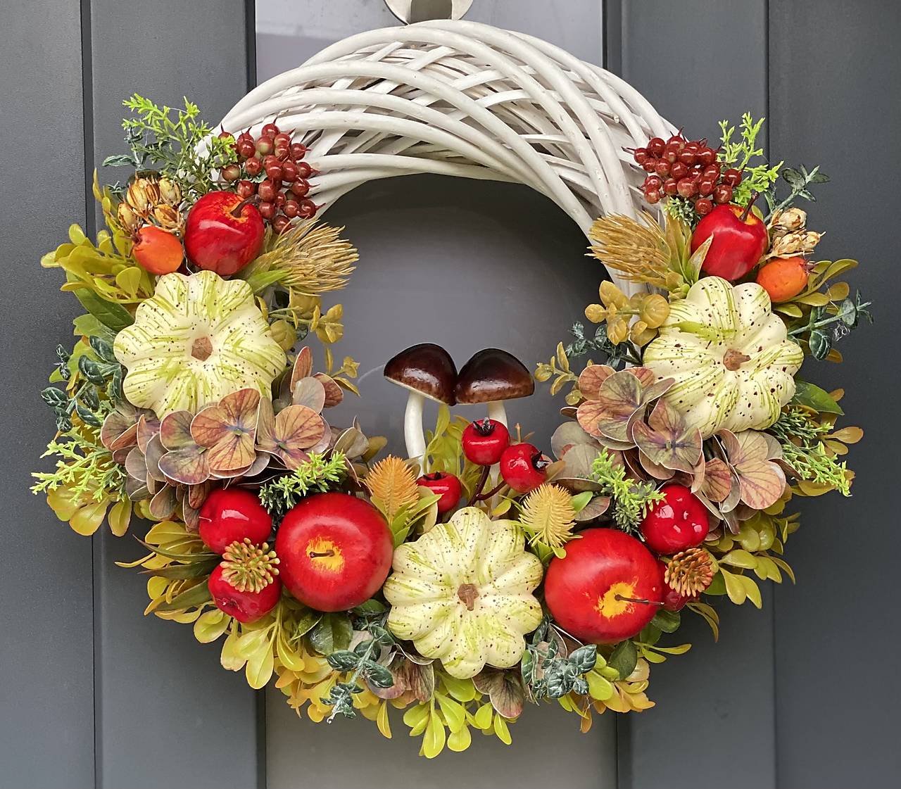 Jesenný veniec na bielom prútenom základe dekorácia na dvere 35cm Venček J2