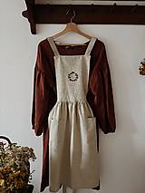 Iné oblečenie - Ručne vyšívaná ľanová šatová zástera - béžová so šípkovým vencom - 17845802_