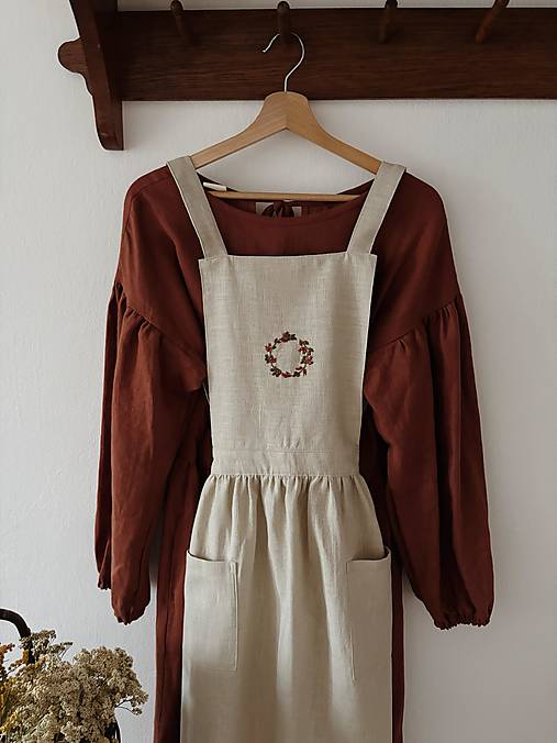 Iné oblečenie - Ručne vyšívaná ľanová šatová zástera - béžová so šípkovým vencom - 17845804_