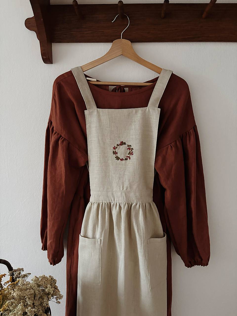 Ručne vyšívaná ľanová šatová zástera - béžová so šípkovým vencom