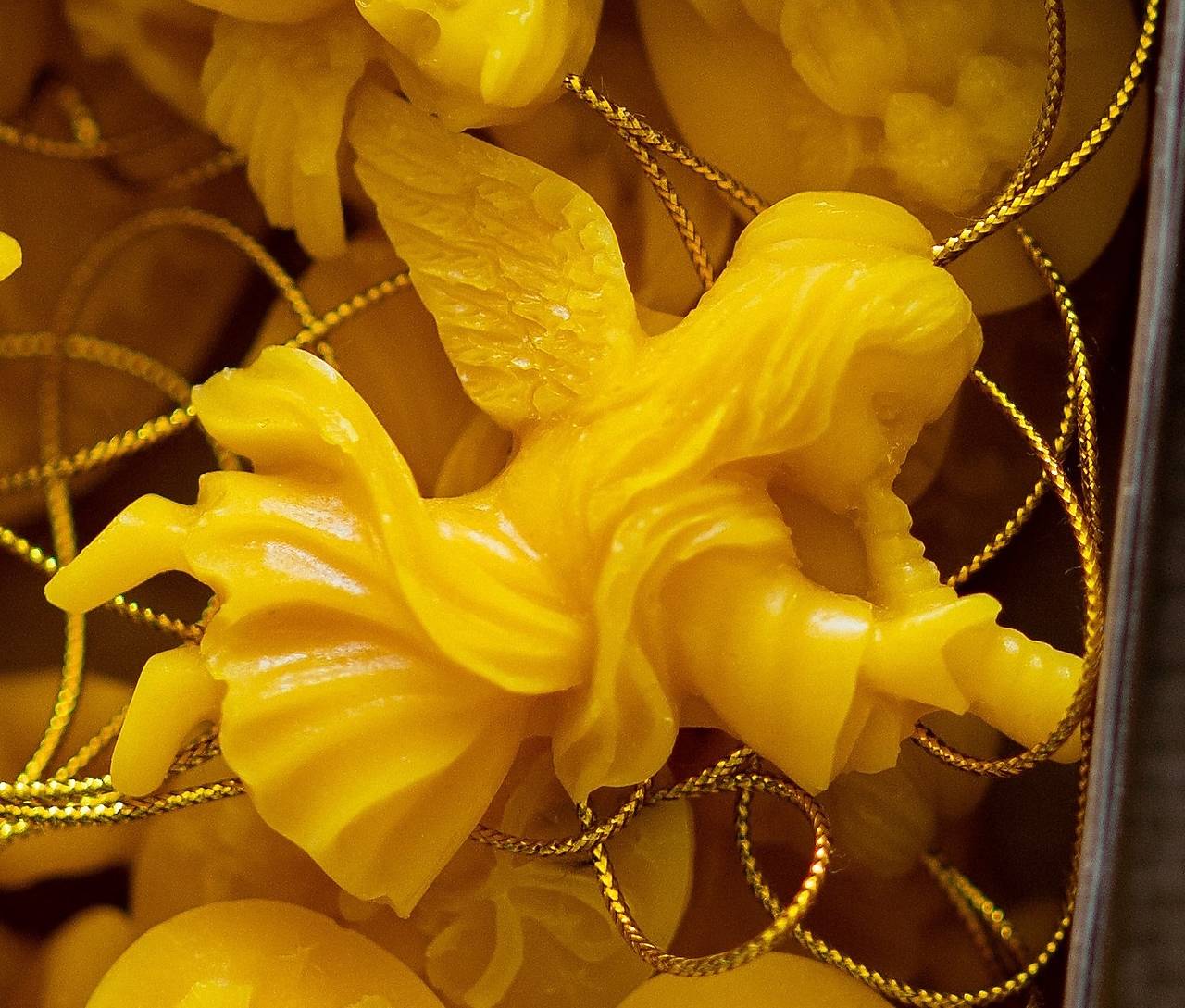 Magnetka/Ozdoba na stromček zo 100% včelieho vosku - Anjelik