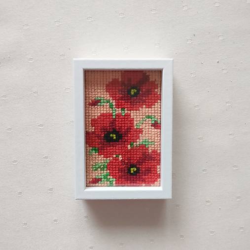 Dekorácie - Miniatúrna výšivka 5 x 7,5 cm v ráme na zavesenie:  Maky 2 - 17847482_