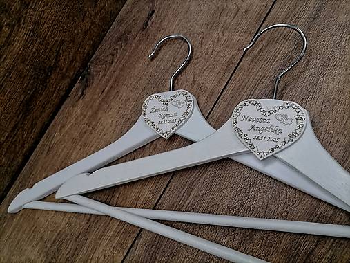 Nábytok - Svadobné vešiaky s menami a dátumom bez stužky - 17846807_