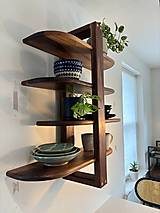 Nábytok - Dizajnová orechová polica na porcelán - 17847897_