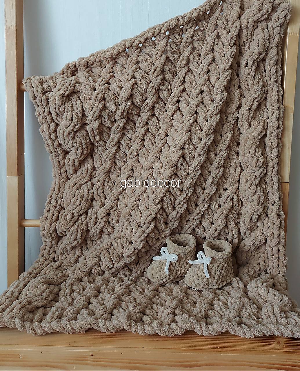 Jemnučká a ľahká detská deka/deka z priadze alize puffy (Súprava deka + papučky bledá hnedá, alebo farba podľa výberu)