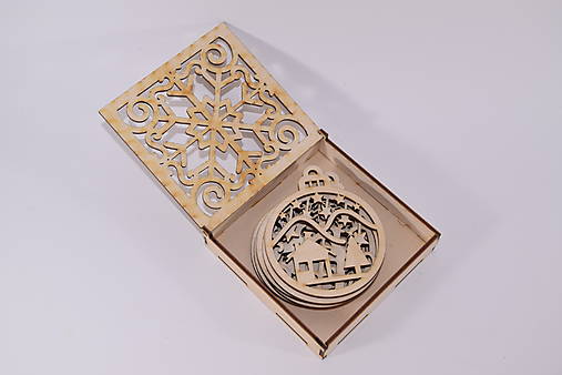 Dekorácie - Sada 6 drevených vyrezávaných ozdôb a drevená krabička - 17846350_