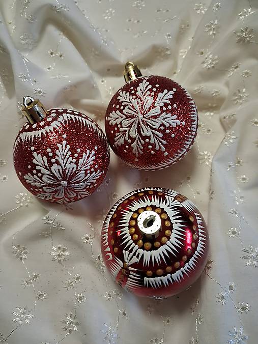 Dekorácie - Vianočné gule zdobené voskom- glitrové červené - 17847987_