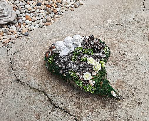 Dekorácie - Malé machové srdiečko s anjelikmi - 17849331_