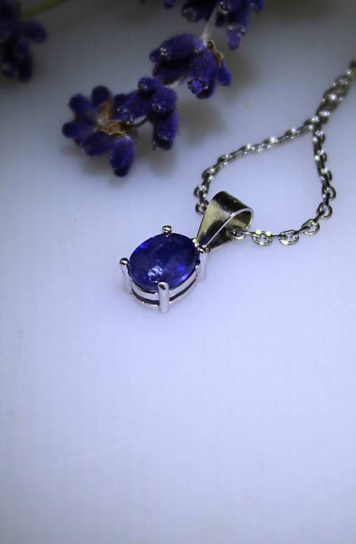 Náhrdelníky - zafír prívesok v striebre v tvare hada - 17851340_