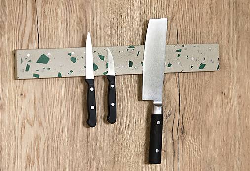 Príbory, varešky, pomôcky - BetelArt Terrazzo Magnetický držiak na nože Beige/Green - 17850815_