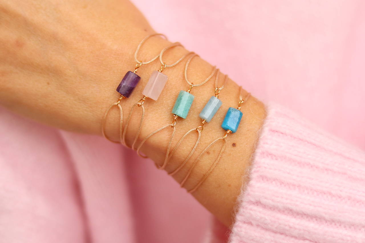 Šnúrkový náramok s minerálom