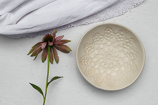 Nádoby - Keramická miska na prstienky s čipkou - 17853289_