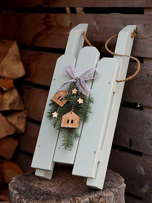 Ozdobné drevené sánky