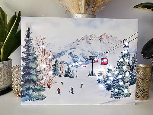 Svietiaci vianočný obraz – Lyžiarsky svah v horách (40 × 30 cm)