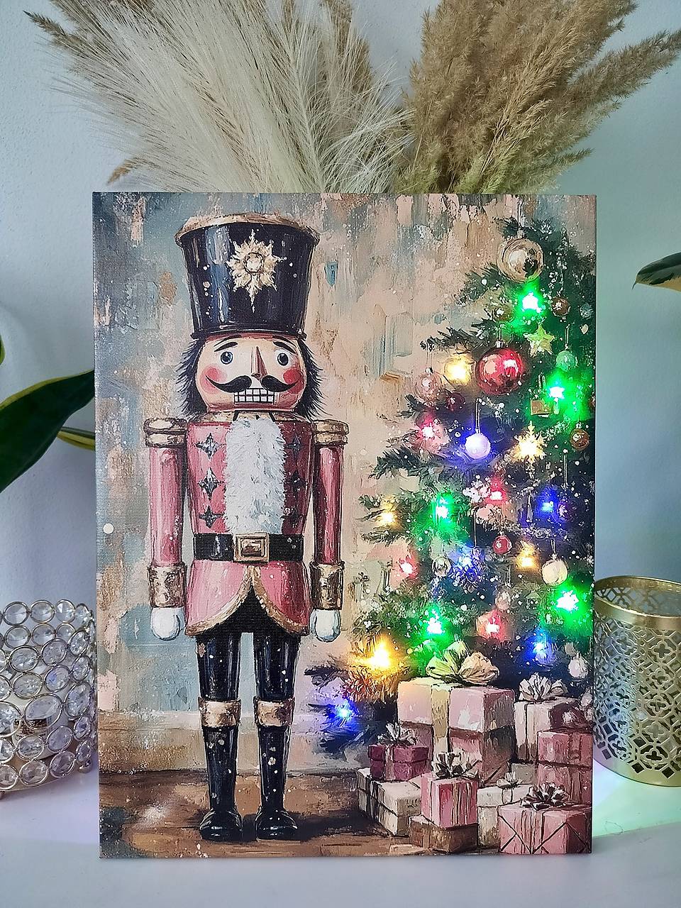 Svietiaci vianočný obraz – Luskáčik a vianočný stromček (40 × 30 cm)