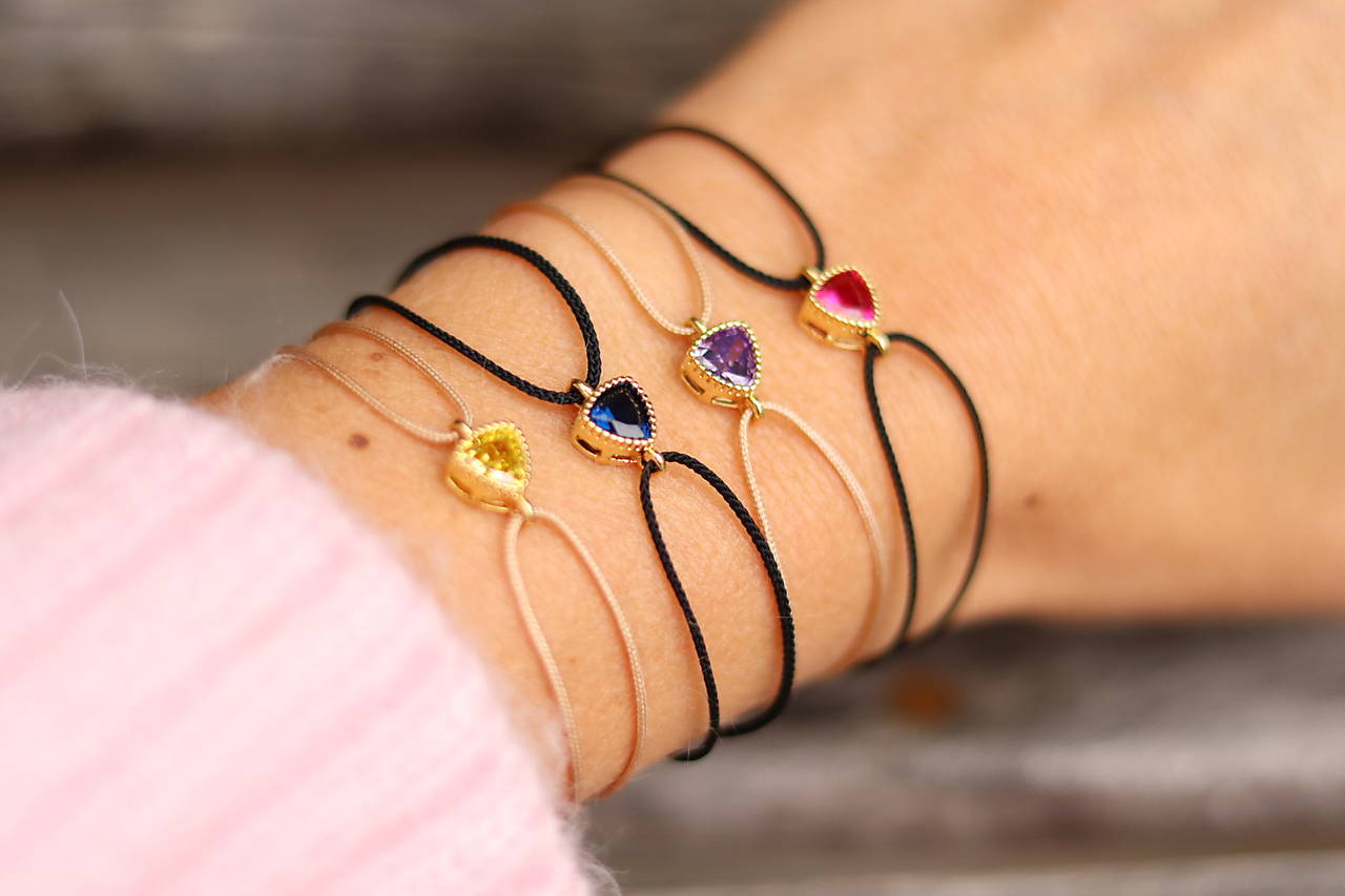 Náramok na šnúrke so zirkónom