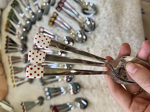 Lyžička  (Červené bodky)