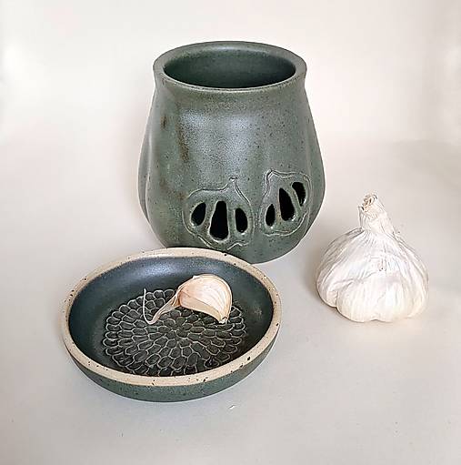 Nádoby - Keramická dóza na cesnak s lisom - 17854191_