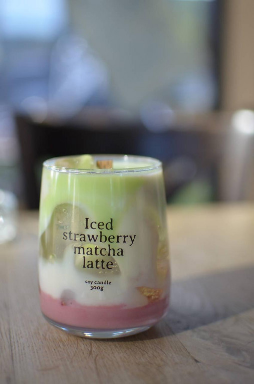 Jahodové matcha latte