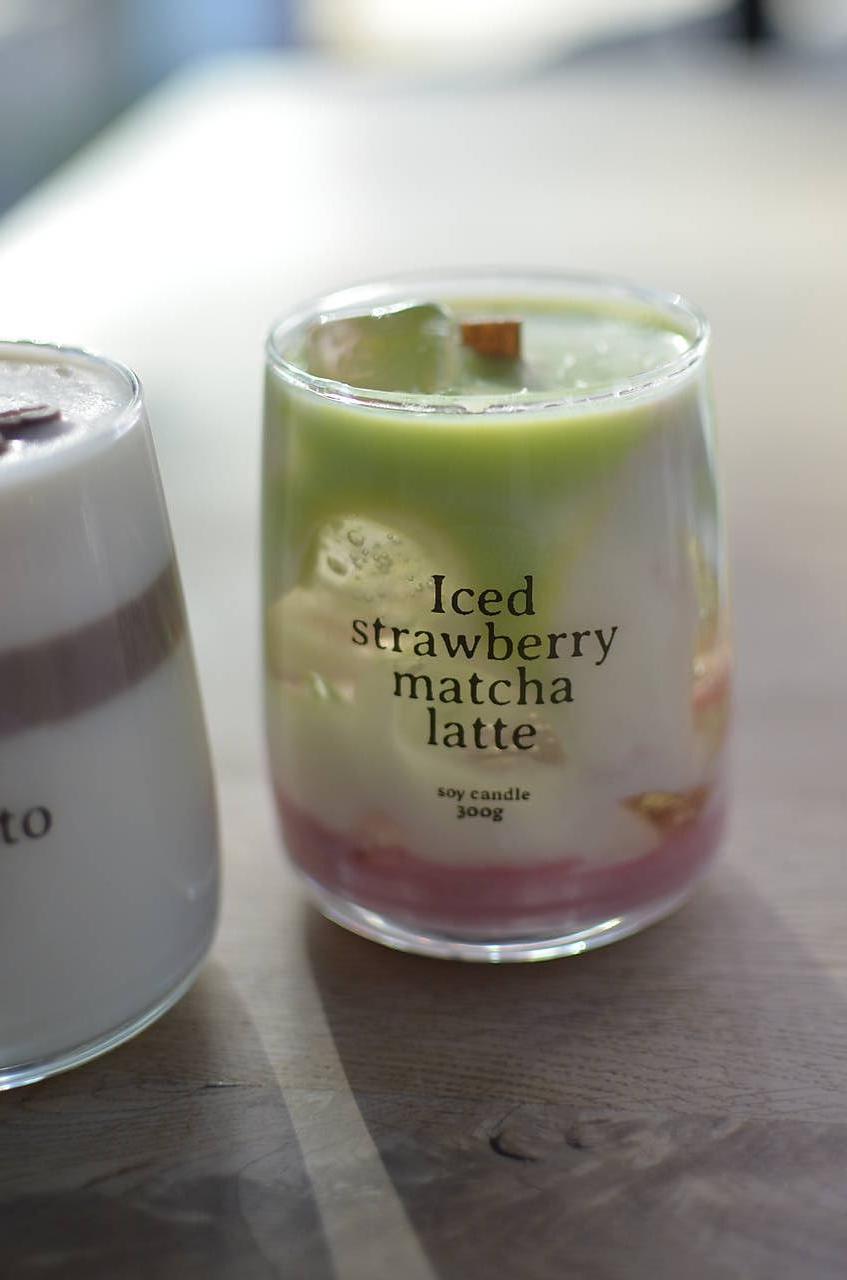 Jahodové matcha latte