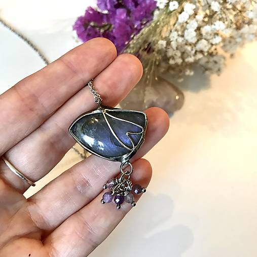 Náhrdelníky - Fialové vtáčatko- labradorit - 17856951_