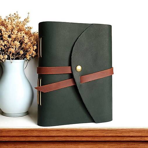 Papiernictvo - Minimalistický kožený zápisník A6 tmavozelený - 17855775_