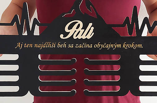 Drevený vešiak na medaily 80cm v čiernej farbe