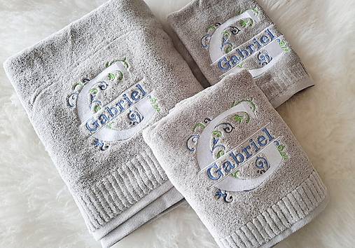 Úžitkový textil - Vyšívané osušky z organickej bavlny s ozdobným menom - 17857134_