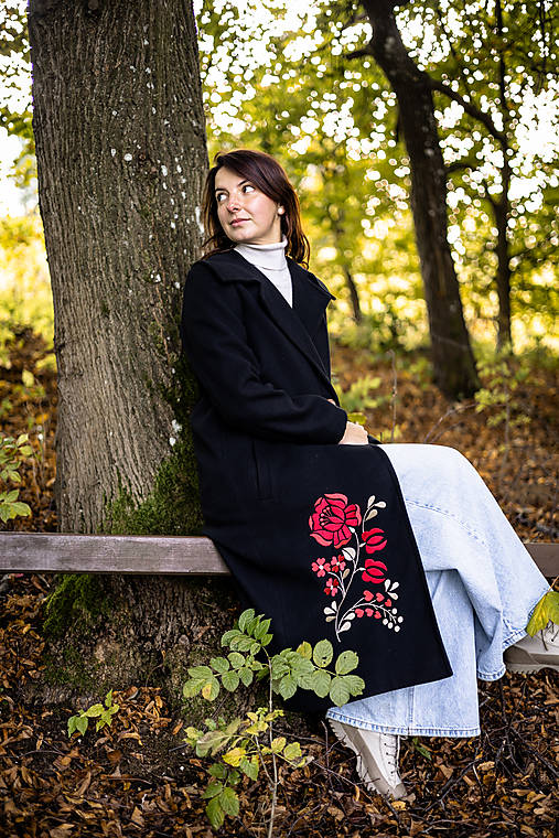 Bundy a kabáty - Dlhý vyšívaný čierny kabát Lesná ruža - 17856323_