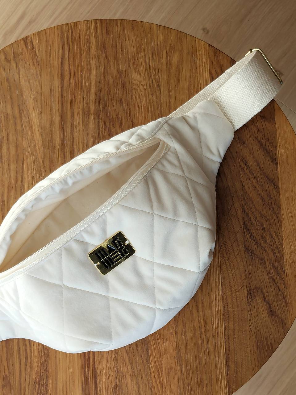 Prešívaná ľadvinka - biela