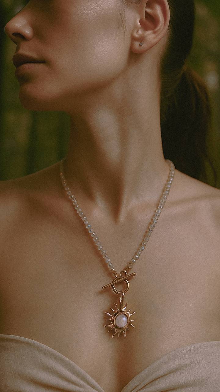 Aurora – bronzový náhrdelník s mesačným kameňom