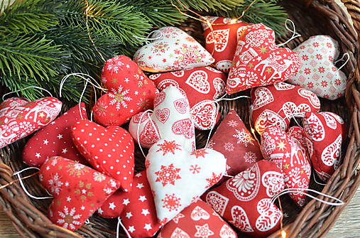 Dekorácie - Vianočné srdiečka červeno biele - 17860586_