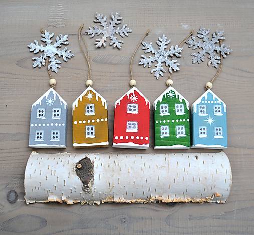 Dekorácie - Drevené vianočné ozdoby-Farebné domčeky - 17860927_