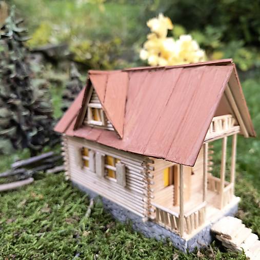 Dekorácie - Model dreveného domčeka v jesennej krajine - 17859944_