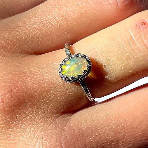Filigree Ethiopian Opal Silver Ring AG925 / Jemný strieborný prsteň s prírodným opálom A0007