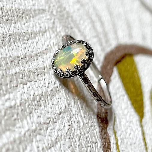 Filigree Ethiopian Opal Silver Ring AG925 / Jemný strieborný prsteň s prírodným opálom A0007