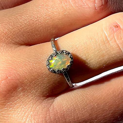 Filigree Ethiopian Opal Silver Ring AG925 / Jemný strieborný prsteň s prírodným opálom A0007