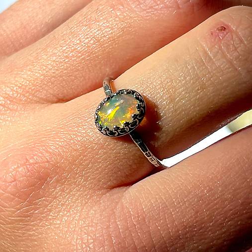 Filigree Ethiopian Opal Silver Ring AG925 / Jemný strieborný prsteň s prírodným opálom A0007