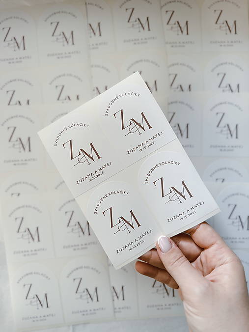 Úložné priestory & Organizácia - Nálepka Svadobné koláčiky polkruh iniciály - 17862360_