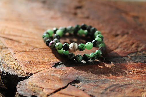 Rubín v zoisite so striebrom